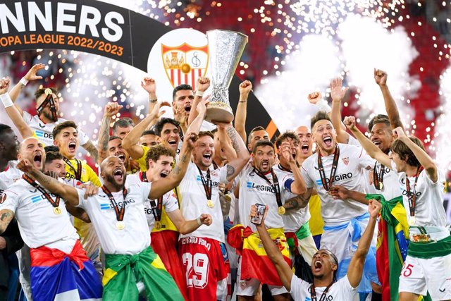 El Sevilla FC celebra su victoria en Budapest