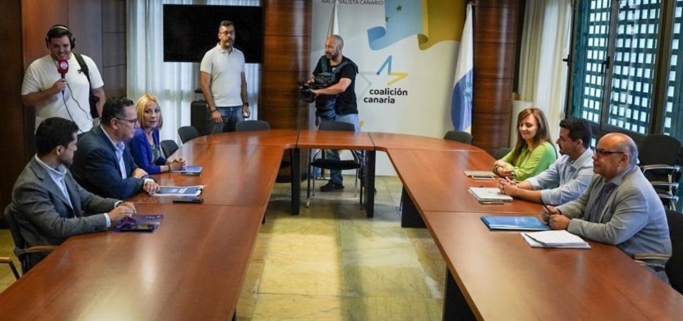 Reunión de la comisión negociadora del pacto de Gobierno en Canarias entre representantes de CC y PP