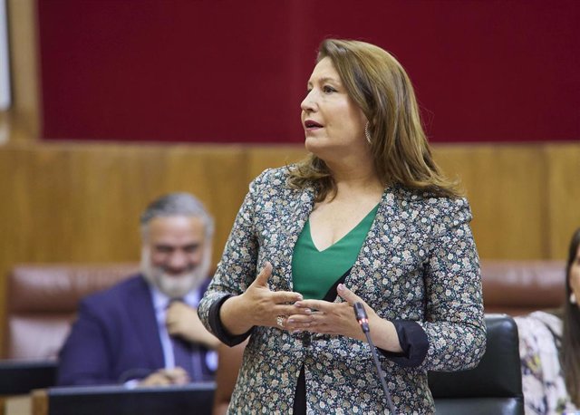 La consejera de Agricultura, Pesca, Agua y Desarrollo Rural, Carmen Crespo, en el Pleno del Parlamento andaluz.