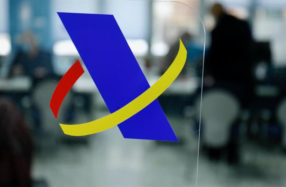 Archivo - Logotipo de la Agencia Tributaria en una mampara en una Oficina de dicha agencia, en Guzmán El Bueno, a 27 de enero de 2022, en Madrid (España). El Tribunal de Justicia de la UE ha declarado hoy ilegal el sistema de sanciones que aplica Hacien