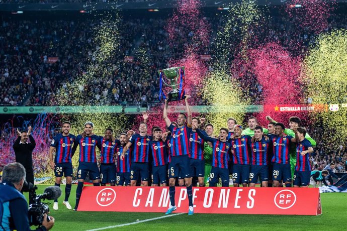 El FC Barcelona celebra la consecución del título de LaLiga Santander 22/23