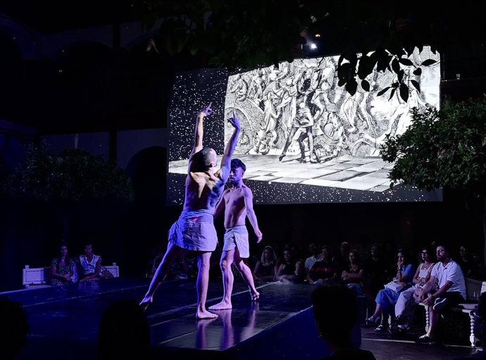 Archivo - El Balcón de Europa recibe al espectáculo de artes visuales 'Reflection'