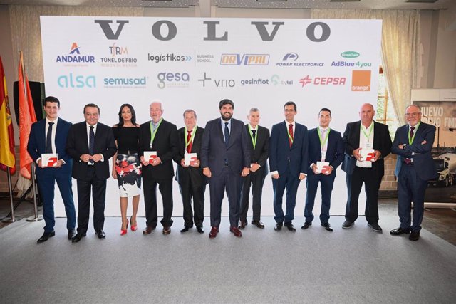 Foto de familia de la clausura de la Asamblea Ordinaria de la Federación Regional de Organizaciones y Empresas de Transporte de Murcia (Froet)