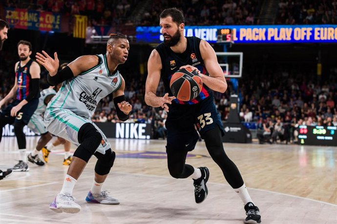 Archivo - Nikola Mirotic of FC Barcelona in action against Jasiel Rivero of Valencia Basket during the Turkish Airlines EuroLeague match between FC Barcelona and Valencia Basket  at Palau Blaugrana on April 14, 2023 in Barcelona, Spain.