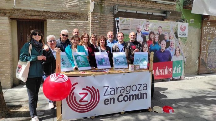 La candidata de Zaragoza en Común (ZeC), Elena Tomás, a la Alcaldía con el resto de la candidatura
