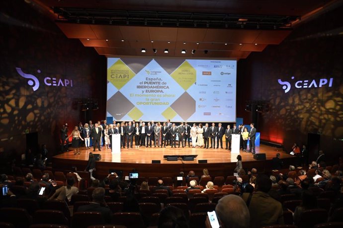 Núria Vilanova, el consejo directivo de CEAPI y una comitiva de empresarios colombianos en el VI Congreso Iberoamericano CEAPI