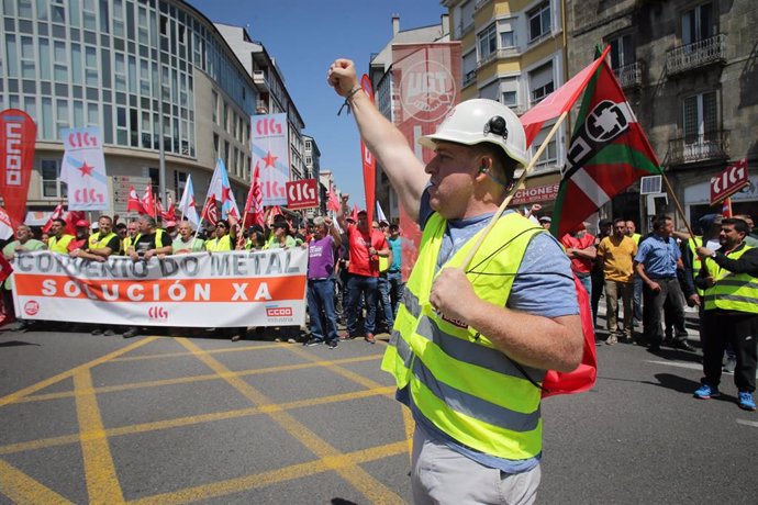 Trabajadores del sector del metal sujetan una pancarta durante la tercera jornada de la huelga del metal, a 25 de mayo de 2023, en Lugo, Galicia (España). 5.000 trabajadores del ámbito siderometal y otros 2.000 del comercio del metal en Lugo afrontan ho