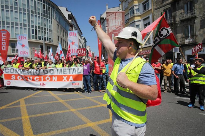 Traballadores do sector do metal suxeitan unha pancarta durante a terceira xornada da folga do metal, a 25 de maio de 2023, en Lugo, Galicia (España). 5.000 traballadores do ámbito siderometal e outros 2.000 do comercio do metal en Lugo afrontan hoxe 