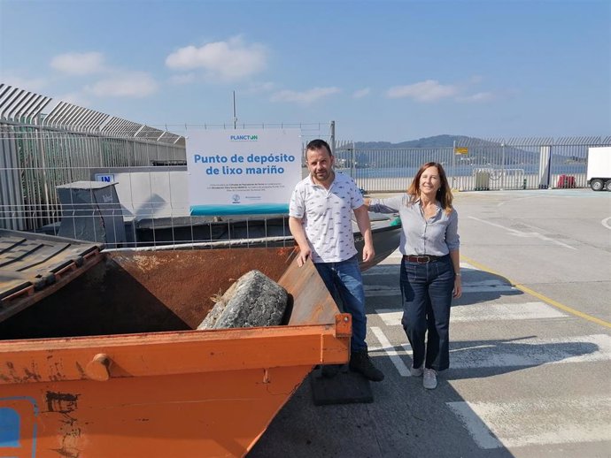 Chacartegui y Alves ante el contenedor en el puerto de Ferrol