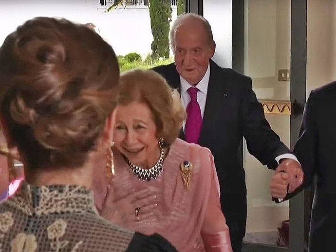 LOS REYES, DOÑA SOFÍA Y DON JUAN CARLOS, EN LA BODA DE HUSSEIN DE JORDANIA Y RAJWA AL-SAIF