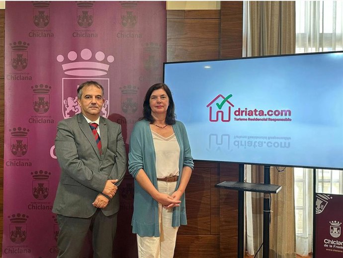 Pepa Vela Concejala Turismo y Bronson Lopez Jefe Proyecto.