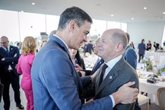 Foto: Sánchez se ve en bilateral con Zelenski y charla unos minutos con Sunak durante la cumbre en Moldavia
