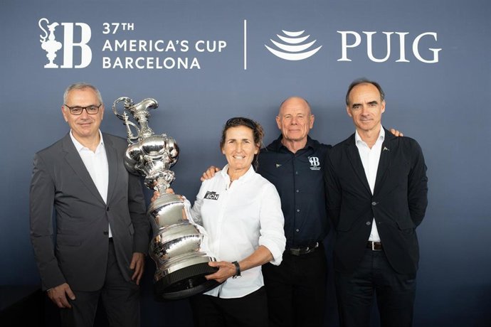 (I-D) El presidente ejecutivo de Puig, Marc Puig; la entrenadora de Sail Team Barcelona, Mónica Azón; el CEO de la America's Cup de vela y director general de Emirates Team New Zealand, Grant Dalton  y el presidente del Real Club Náutico de Barcelona, J