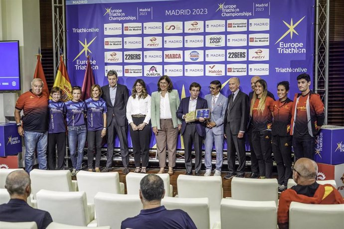 Foto de familia tras la presentación del Europeo de Triatlón 2023 de Madrid