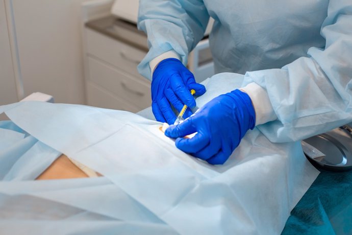 Archivo - Una enfermera hace una inyección para la anestesia local en el sitio quirúrgico. 