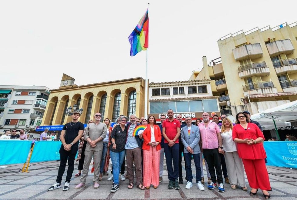 Izada de la bandera arcoiris en la plaza de la Nogalera de Torremolinos.