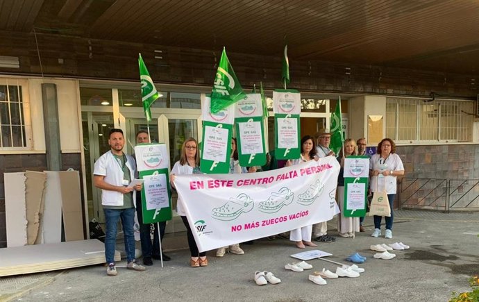 Concentración de sindicalistas de CSIF reclamando en el Reina Sofía 'No más zuecos vacíos', es decir, bajas sin cubrir.