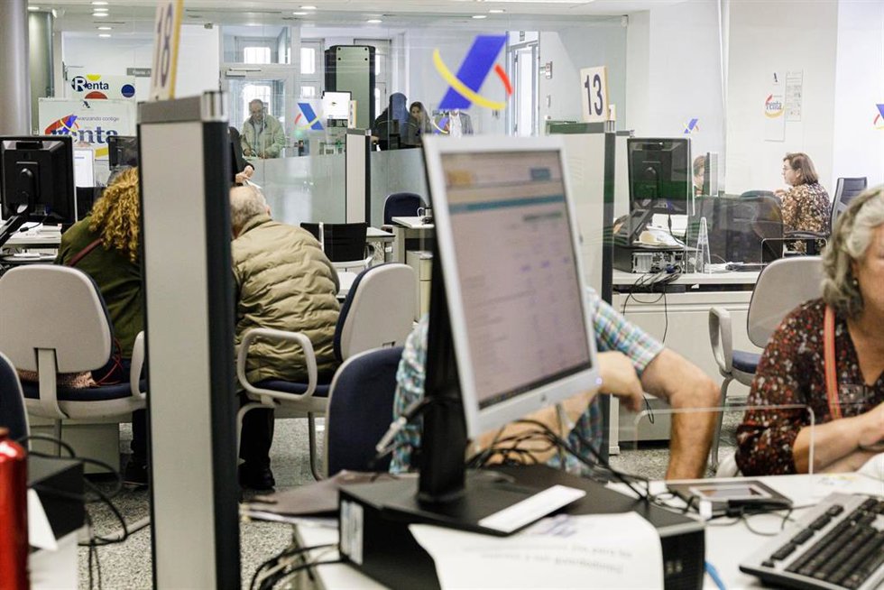 Varias personas son atendidas en la Agencia Tributaria para presentar la declaración de la renta correspondiente al ejercicio de 2022