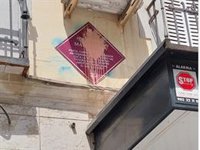 La placa del poeta Marcos Ana en calle Narváez aparece vandalizada con pintura