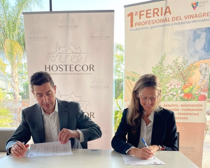 El presidente Hostecor, Francisco de la Torre, y la presidenta de Vinavin, Rocío Márquez, en la firma del acuerdo.