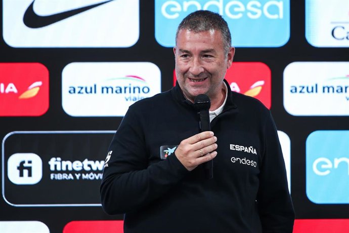 Miguel Méndez, seleccionador nacional femenino de baloncesto