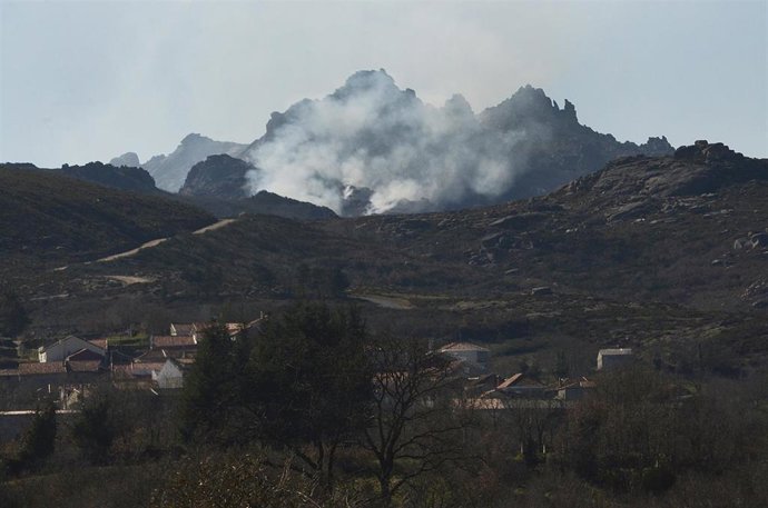 Archivo - Vista de un incendio forestal en los picos de Fontefría, a 7 de febrero de 2023, en Muíños, Ourense, Galicia (España). La Consellería de Medio Rural de Galicia ha informado de un incendio forestal activo, originado en Portugal, que ha afectado