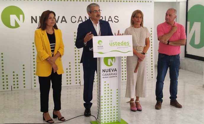 El presidente de NC, Román Rodríguez, en una rueda de prensa acompañado por diputados electos