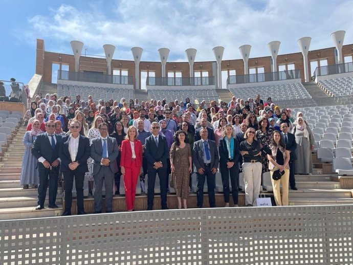 Entrega de los diplomas a las 200 mujeres marroquíes que han participado en el proyecto 'Wafira'.