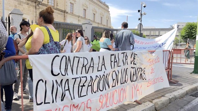 La plataforma 'Escuelas de calor' protesta ante el Parlamento para exigir que se cumpla la Ley de Bioclimatización