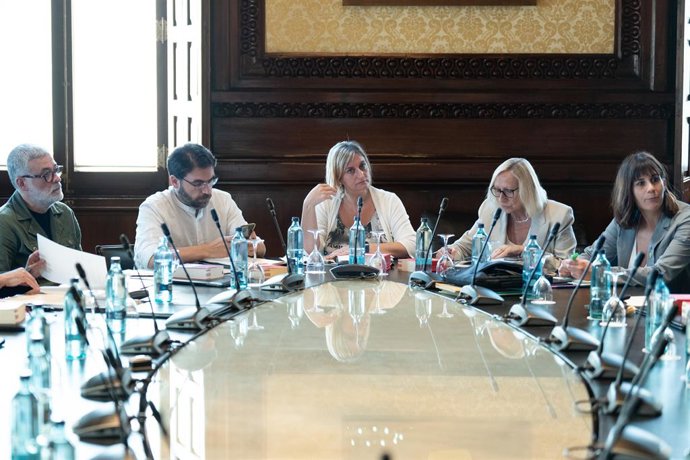 L'Mesa  del Parlament conformada per Carles Riera (CUP), Ferran Pedret (PSC), Alba Vergés (ERC), Assumpta Escarp (PSC), Aurora Madaula (Junts) i Ruben Wagensberg (ERC) acorda retirar l'escó a la presidenta suspesa de la Cmera, Laura Borrs (Junts)