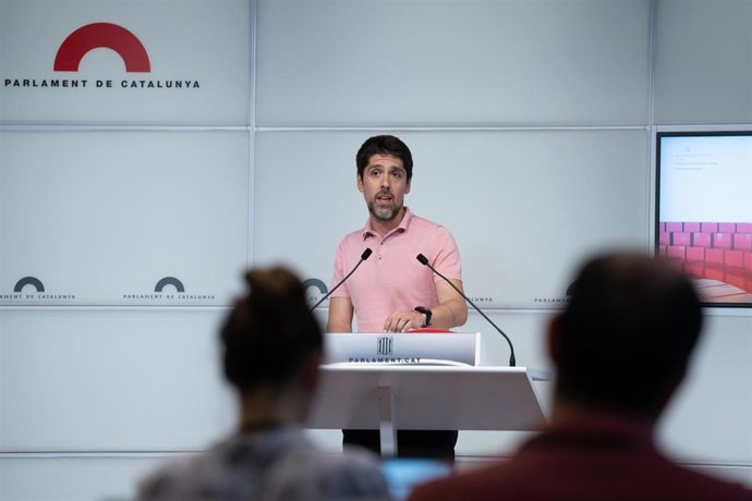 El portaveu d'En Comú Podem en el Parlament, David Cid, en una roda de premsa després que la Taula de la Cmera hagi retirat l'escó a la presidenta suspesa, Laura Borrs (Junts).