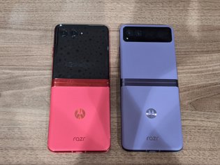 On the left the Razr 40 Ultra model in Vi color