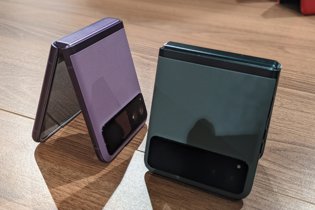 Two models of the foldable Razr 40