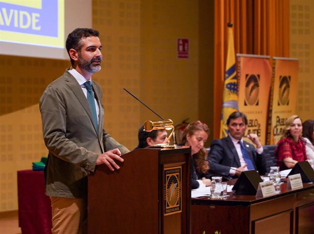 El consejero Ramón Fernández-Pacheco preside el acto de graduación del Grado de Ciencias Ambientales de la (UPO)