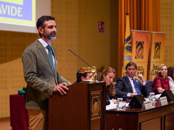 El consejero Ramón Fernández-Pacheco preside el acto de graduación del Grado de Ciencias Ambientales de la (UPO)