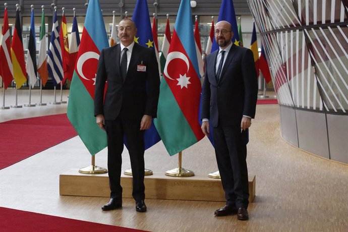 Archivo - El presidente de Azerbaiyán, Ilham Aliyev, y el presidente del Consejo Europeo, Charles Michel