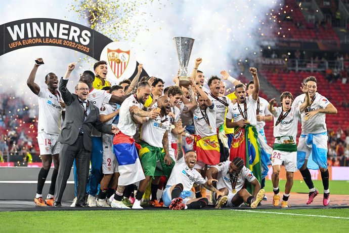 Sevilla FC players celebrate with the trophy after winning the UEFA Europa League, Final football match between Sevilla FC and AS Roma on May 31, 2023 at the Puskas Arena in Budapest, Hungary - Photo Vinny Orlando / LiveMedia / DPPI
