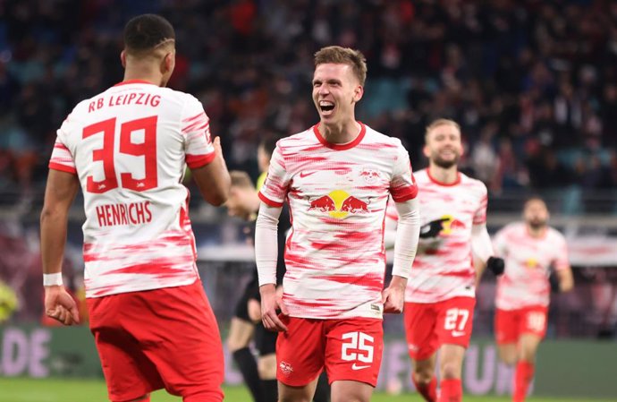 Archivo - 11 February 2022, Saxony, Leipzig: Leipzig's Dani Olmo (C) celebrates scoring his side's second goal with teammates during the German Bundesliga soccer match between RB Leipzig and 1. FC Cologne at Red Bull Arena. Photo: Jan Woitas/dpa - IMPOR