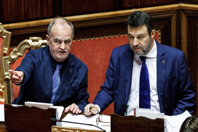 El senador Roberto Calderoli y el líder de la ultraderechista Liga italiana, Matteo Salvini