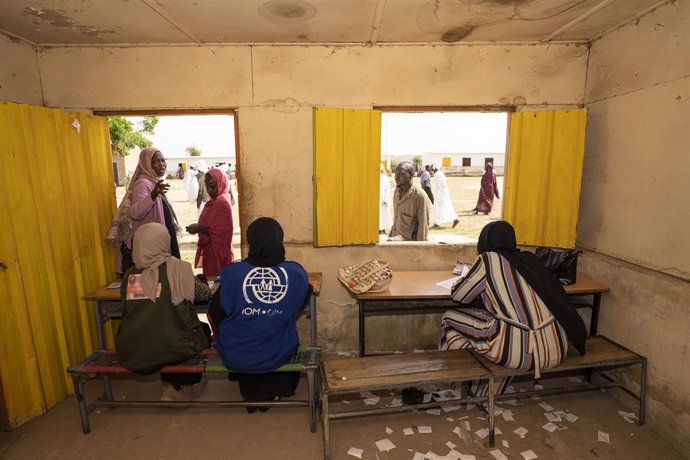 Archivo - Trabajadores humanitarios procesan cupones para desplazados internos en el campo de desplazados iternos de Otash, en Darfur del Sur, Sudán