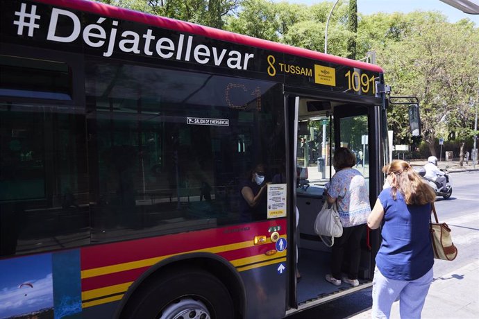 Archivo - Una señora sube a un autobús de Tussam, en una foto de archivo.