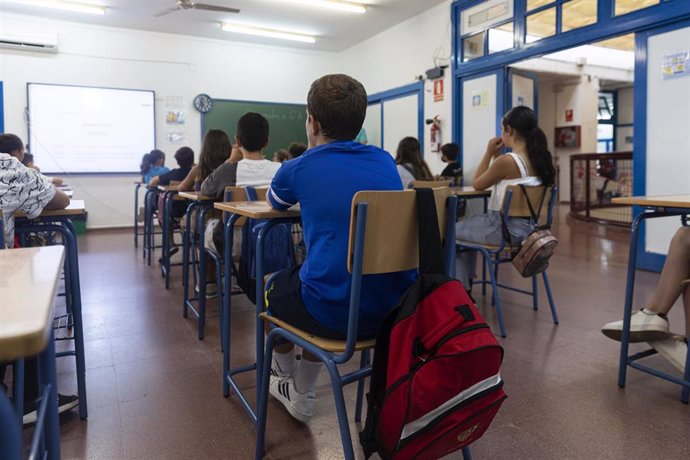 Archivo - Aumnos del CEIP Escritor Alfonso Grosso durante el primer día de colegio. A 12 de septiembre de 2022, en Sevilla (Andalucía, España). Alumnos de Infantil, Primaria y Educación Especial empiezan el curso este lunes y tres días más tarde para el