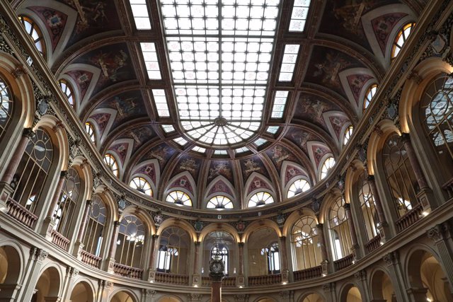 Archivo - Interior del Palacio de la Bolsa con paneles con valores del Ibex 35.