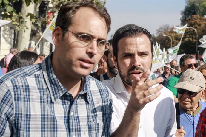 Archivo - El coordinador federal de Izquierda Unida, Alberto Garzón (d), y el coordinador general de IULV-CA, Toni Valero (i), participan en una manifestación en Madrid