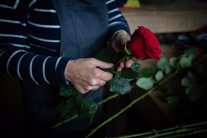 Archivo - La treballadora d'una floristeria