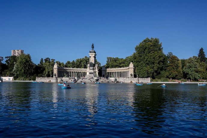 Archivo - Varias personas montan en barcas en el parque del Retiro, a 4 de septiembre de 2022, en Madrid (España). 
