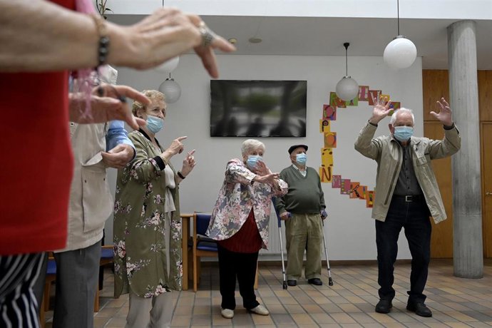 Archivo - Varios mayores bailando en una residencia de Galicia.