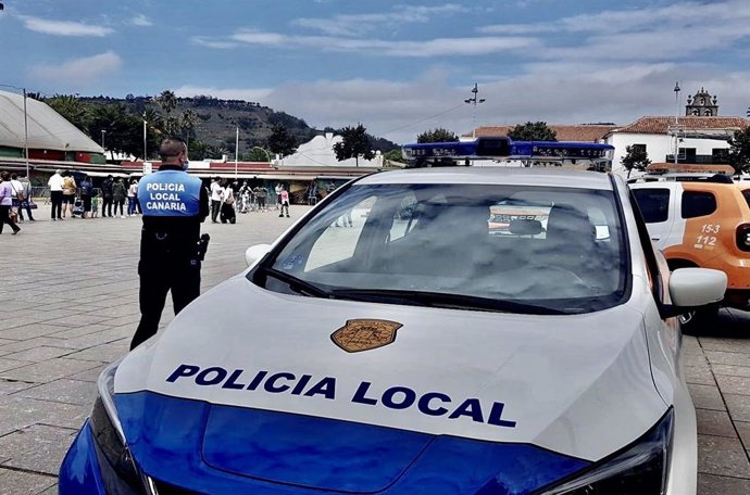 Archivo - Un agente de la Policía Local en la plaza del Cristo