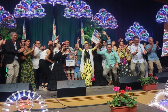 Los miembros de la caseta 'La Sacristía' en la recogida del primer premio.