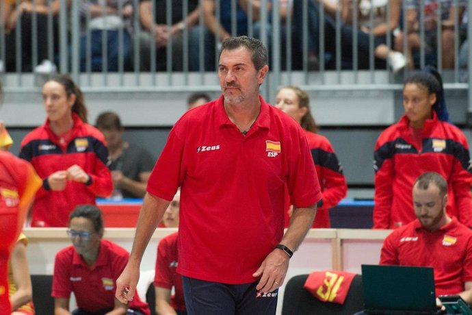 Archivo - Pascual Saurín, seleccionador español de voleibol femenino.